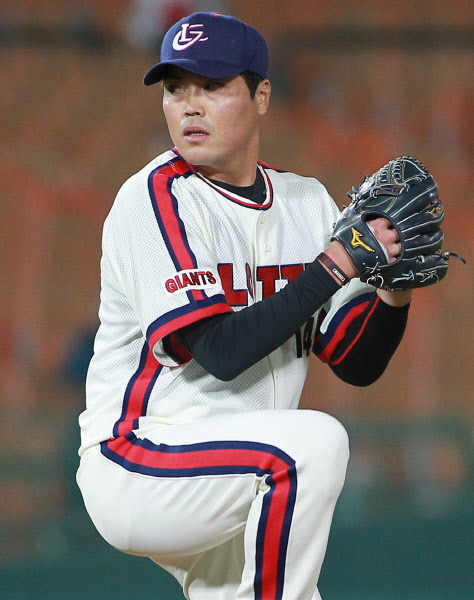 강영식선수의 역투모습